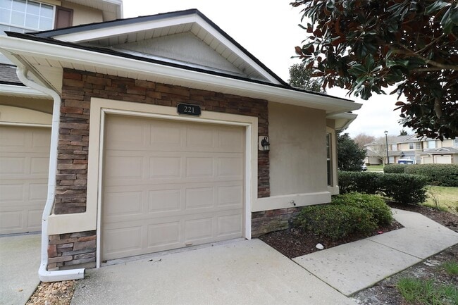 Building Photo - 221 Wooded Crossing Cir