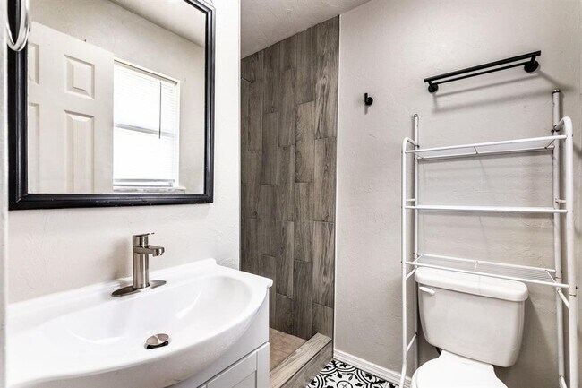 Building Photo - 617 Queensboro Pl