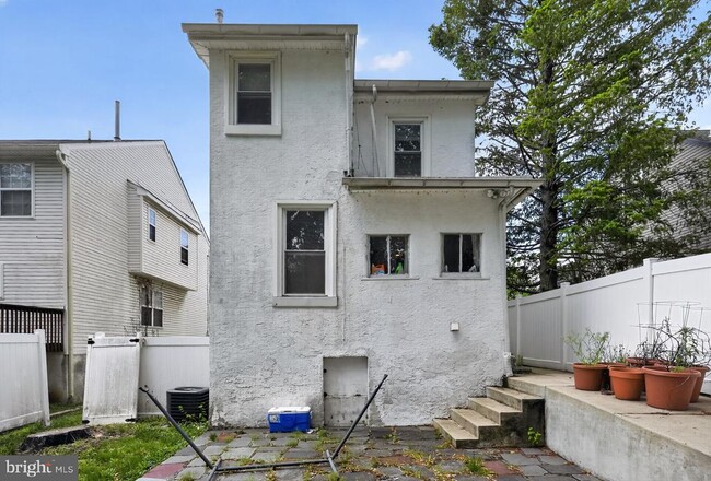 Building Photo - 475 Old Elm St