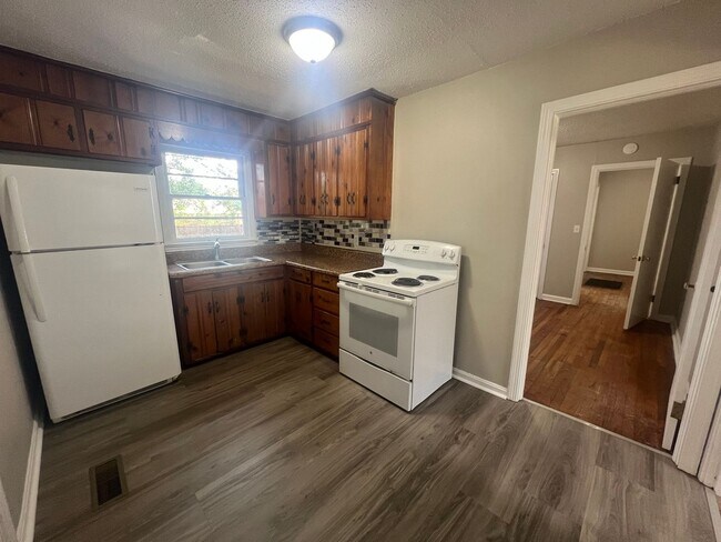 Building Photo - 3 bedroom 1 bathroom single level home