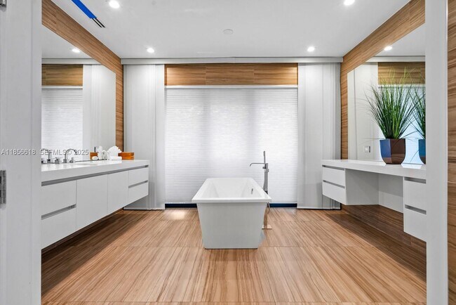 Building Photo - 310 SE 11th Ave