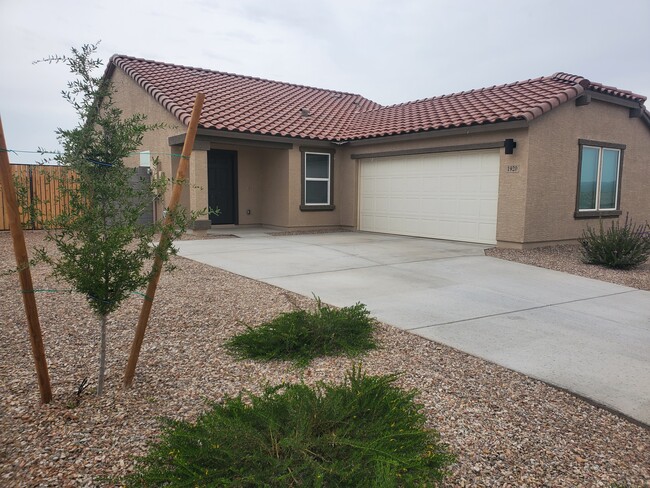 Building Photo - 1920 Broken Arrow Dr