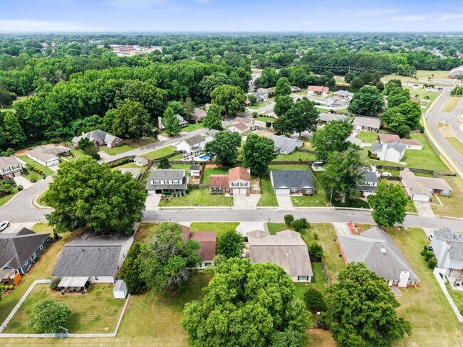 Building Photo - Fantastic Location in Madison City!