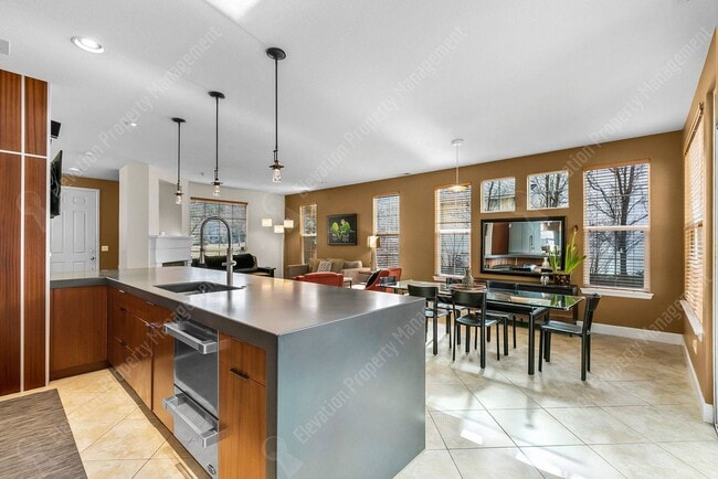 Building Photo - **UNFURNISHED** Charming and unique 2 BR in an upscale west Bend neighborhood