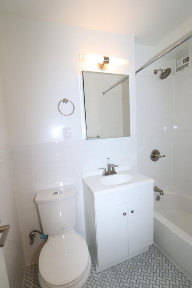 Building Photo - 2 bedroom in ELMHURST NY 11373