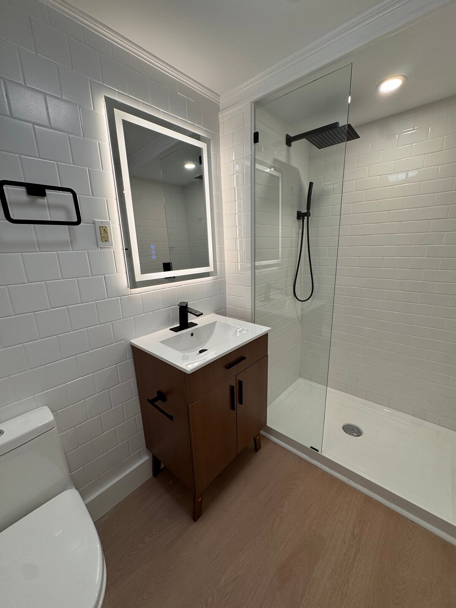 Building Photo - 211 Chelsea St