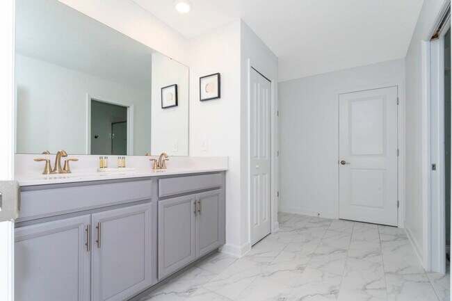 Building Photo - 9202 Sommerset Hills Dr