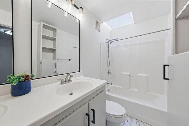 Building Photo - 4 Bed/2.5 Bath Multilevel Home with Amazing Views!