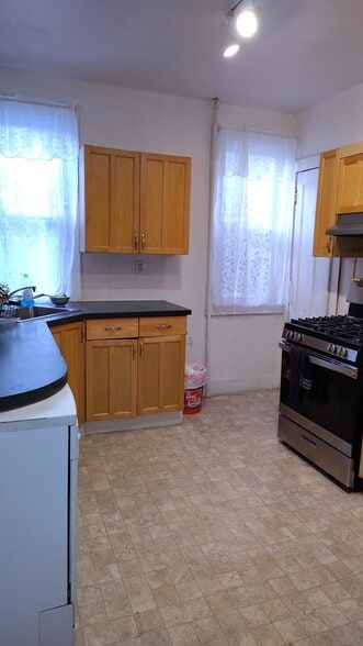 KITCHEN GAS STOVE/OVEN - 4 Edmarth Pl