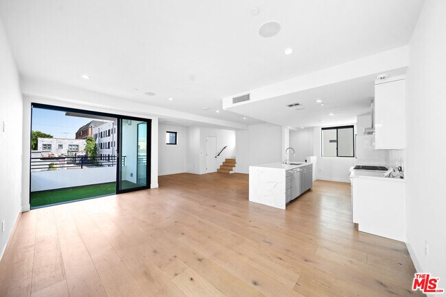 Building Photo - 733 N Gramercy Pl