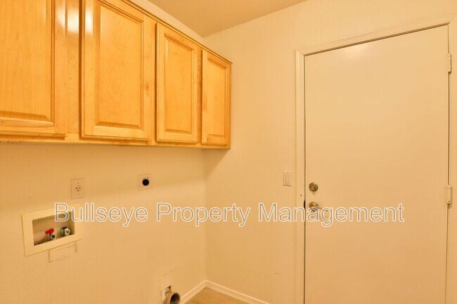 Building Photo - 1697 N La Fresa Dr