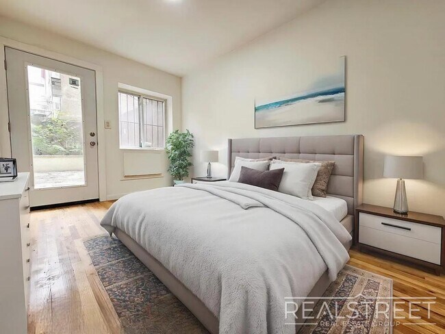 Building Photo - Massive 3BD/3BA Renovated Duplex with Home...