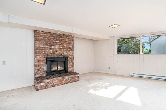 Building Photo - 5120 NE 54th St