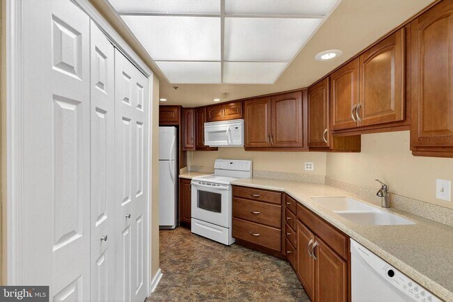 Building Photo - 406 Margit Ct