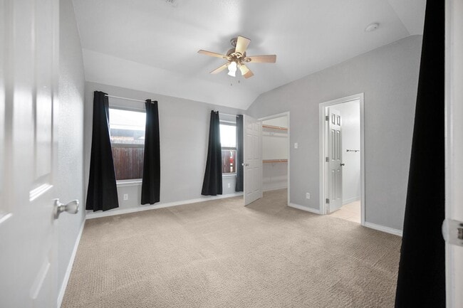 Building Photo - 1121 Laredo Dr