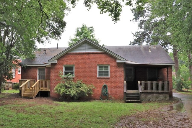 Building Photo - Charming 2-bedroom waiting to be yours !!