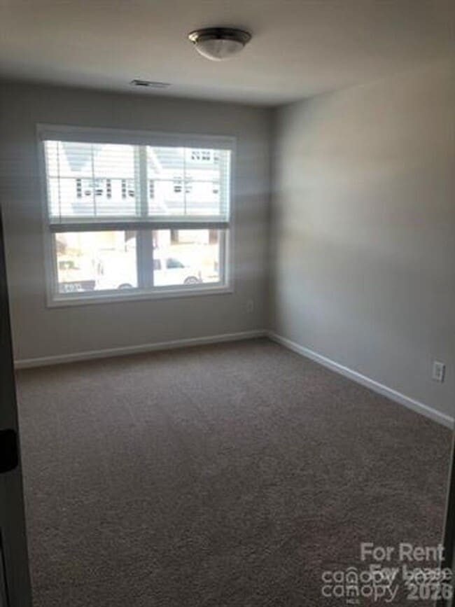 Building Photo - 3 bedroom townhome available now!