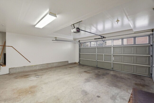 Building Photo - Spacious 2BR/2BA End-Unit Condo for rent in Warm Springs – Montebello Community