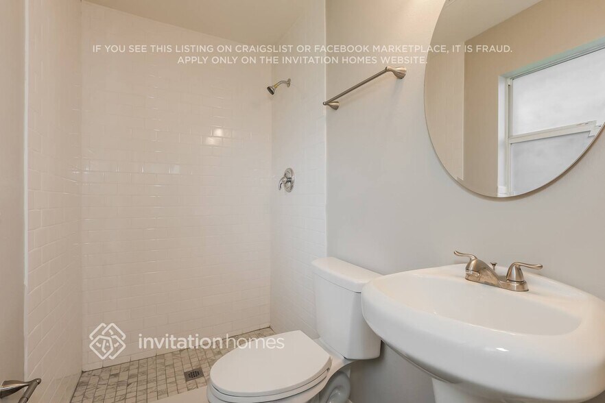 Building Photo - 813 E River Dr