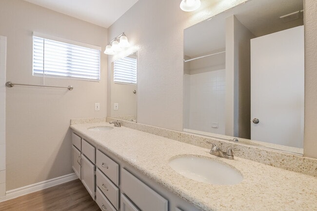 Building Photo - 824 Crabapple Dr