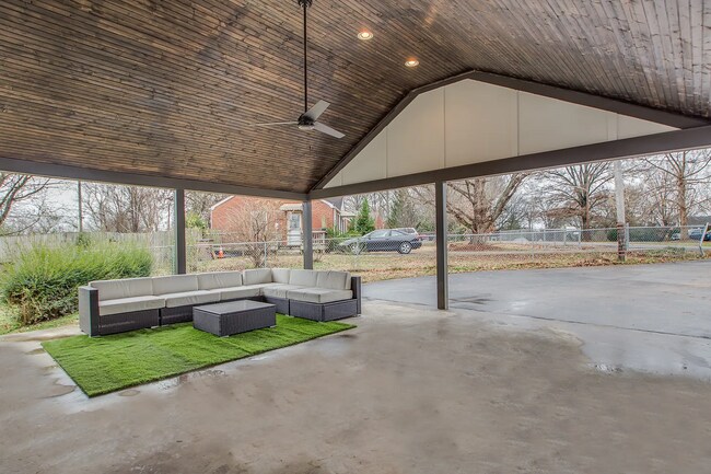 Building Photo - 233 Ridgeway Dr