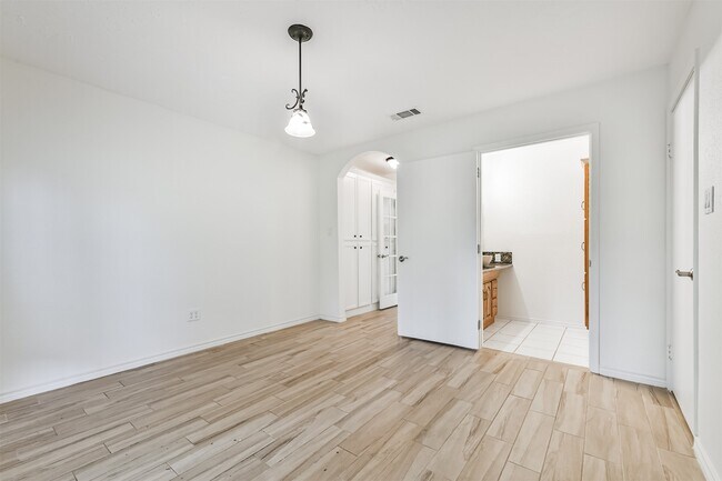 Building Photo - 807 Stadium Cir