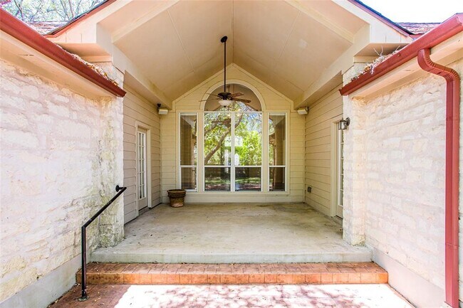 Building Photo - 3605 Bayton Dr