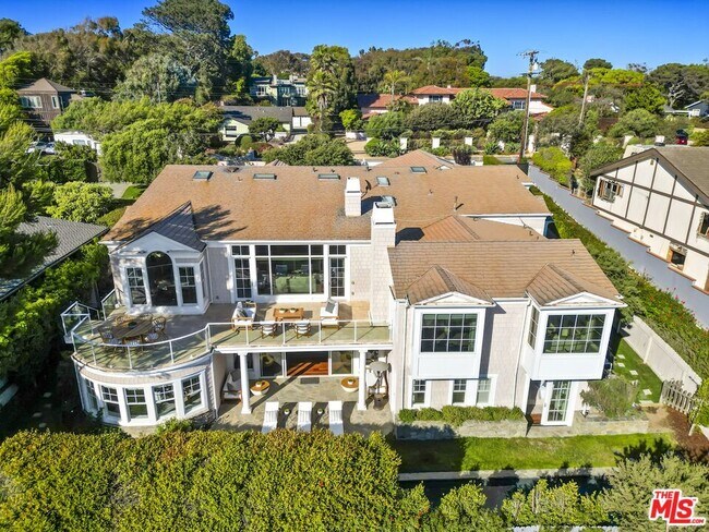 Building Photo - 7335 Birdview Ave