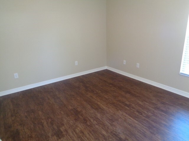 Building Photo - 302 Lisa Ann Ct