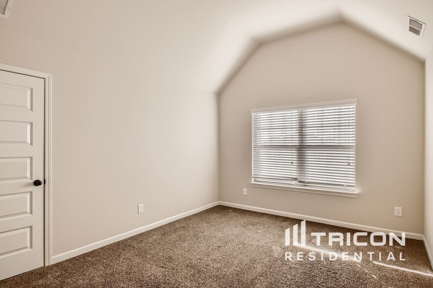 Building Photo - 577 Camano Way