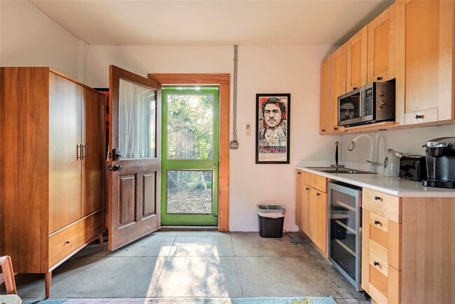Building Photo - 1305 W 22nd St