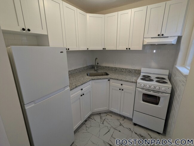 Building Photo - 2018 Commonwealth Ave