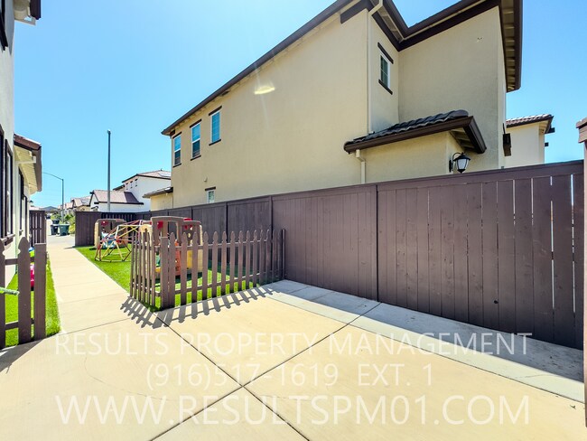 Building Photo - Antelope 3 Bed 2.5  Bath Beauty