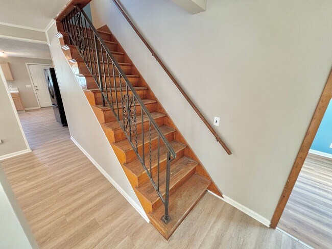 Building Photo - Spacious 5bd single family home | Off Street Parking | Updated kitchen