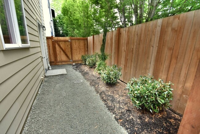 Building Photo - 3Bd/2.5Bd Monroe Townhome