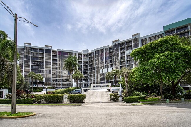Building Photo - 400 Leslie Dr