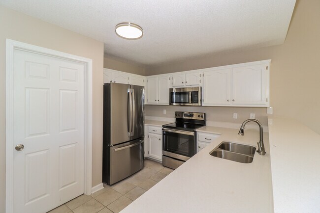 Building Photo - 9920 Averbury Cove