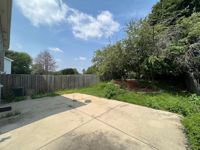 Building Photo - 725 Clearwood Ct