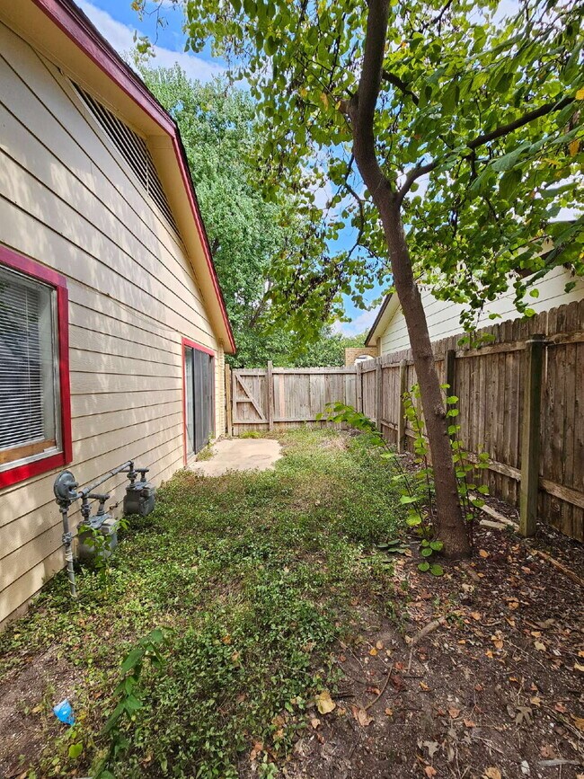 Building Photo - 2 bed/1 bath duplex with flex room