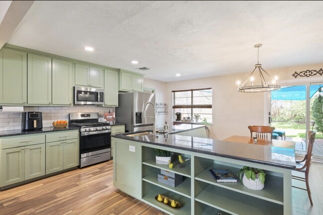 Building Photo - Charming Oak-Shaded Retreat in Woodway’s Coveted Bird Streets with Versatile Living Spaces & Work...