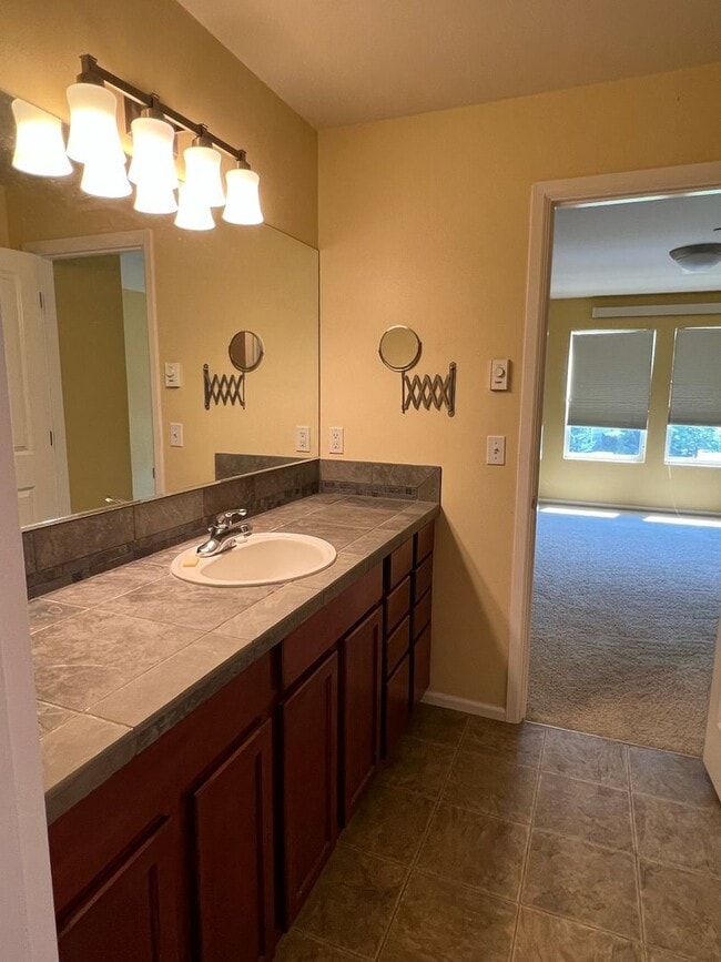 Building Photo - 2 Bedroom 1.75 Bathroom Condo in North Bellingham