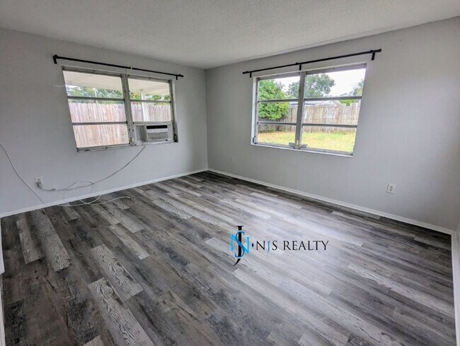 Building Photo - REDUCED!! NEW FLOORS, NEW PAINT INSIDE & OUT.. 2/1/1 with a bonus room! just minutes from downtow...
