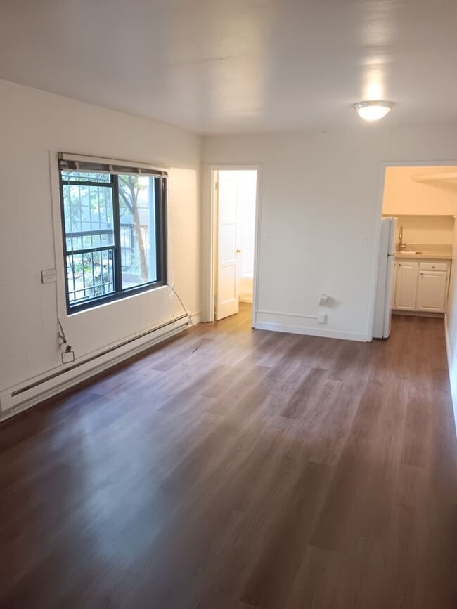 Interior Photo - Bay Ridge Court (Cobblestone Court)