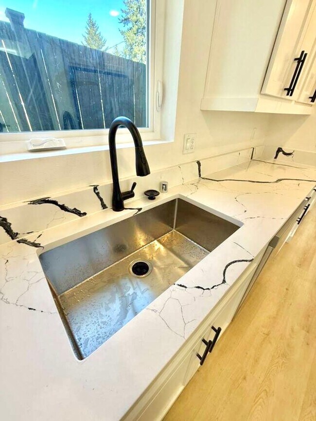 Building Photo - Arbor Heights 2-Bedroom Home in a Prime Location