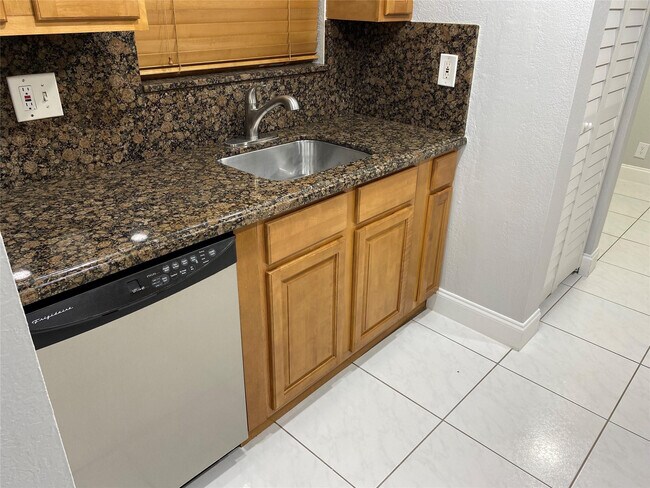 Building Photo - 2700 Coral Springs Dr