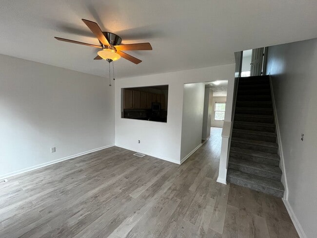 Building Photo - 3 Story Townhome in Prime Location