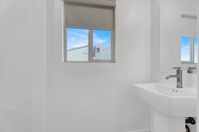 Building Photo - MOVE-IN SPECIAL! 1/2 OFF 1ST MONTHS RENT OAC!