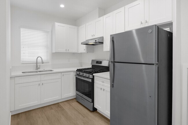 Building Photo - 308 N Catalina Ave