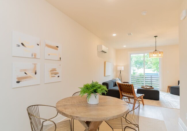 Building Photo - 2 Bedroom Townhome in Northshore Chattanooga