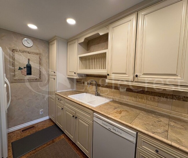 Building Photo - Three Bedroom Townhome Near Country Club G...